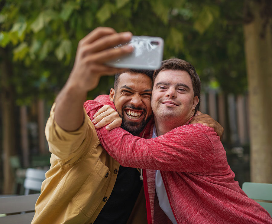 2 Männer machen ein Selfie
