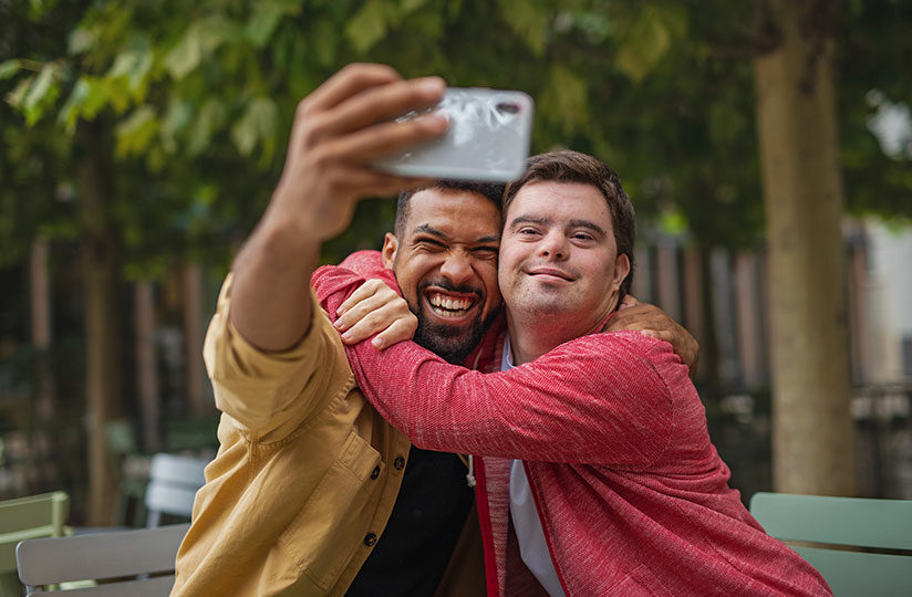 2 Männer machen ein Selfie
